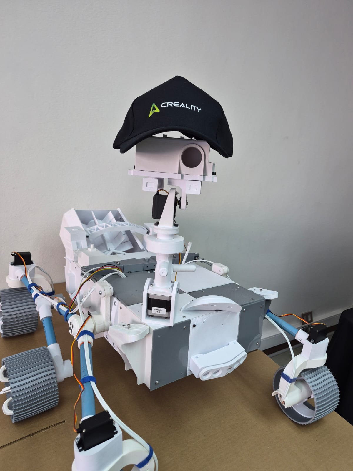 Primer plano mecatrónico del Rover